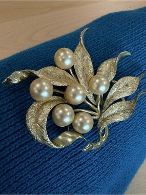 Signed Emmons Large Gold Leaf and Pearl Cluster Brooch - Women's Jewelry